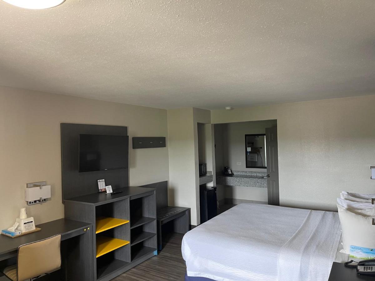 Days Inn By Wyndham Ruston La Exterior photo